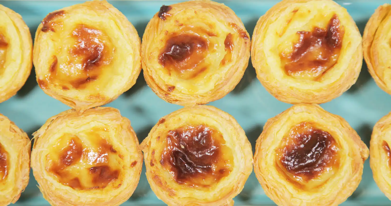 Mit KOCH KOST PORTUGAL zu Hause echte portugiesische Küche genießen: Hausgemachte Pastel de Nata Blätterteigtörtchen